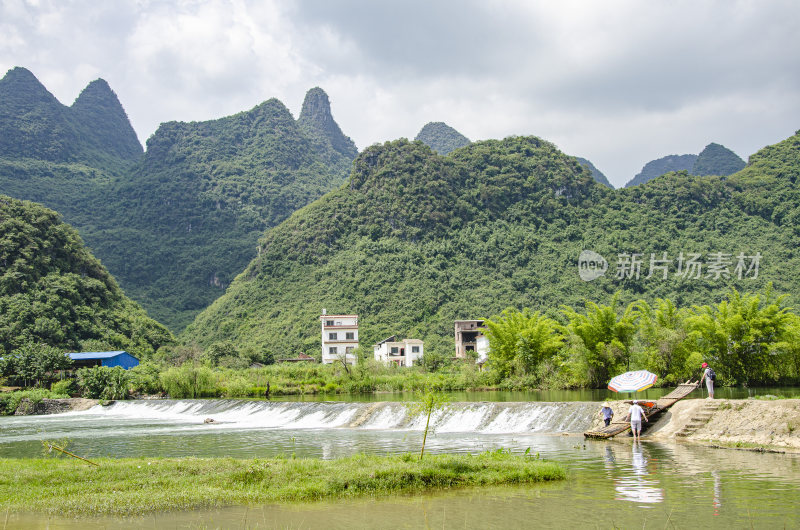 广西桂林遇龙河 竹筏与山水人家 田园风光