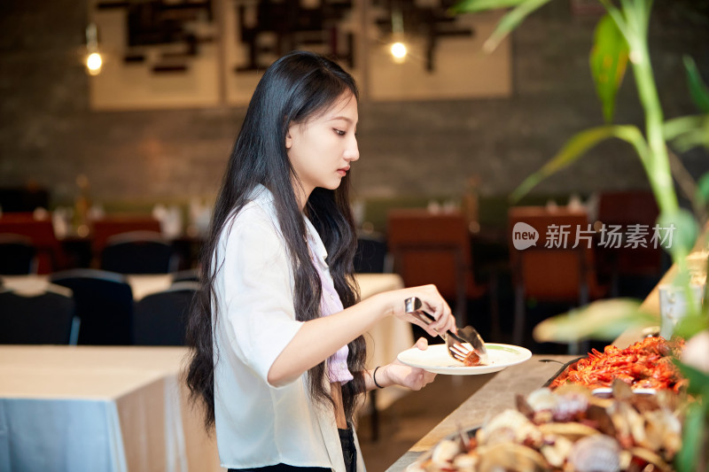 在星级酒店自助餐厅用餐的可爱中国少女