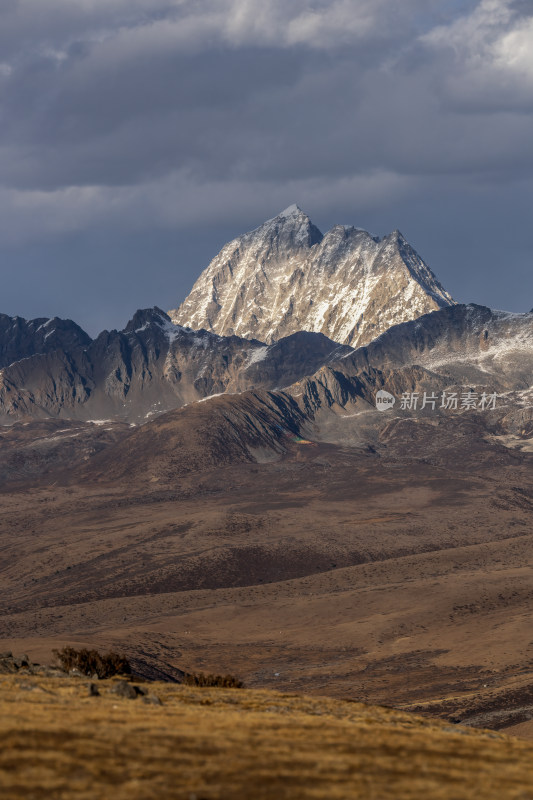 四川甘孜州天空之城雅拉神山雪山日照金山