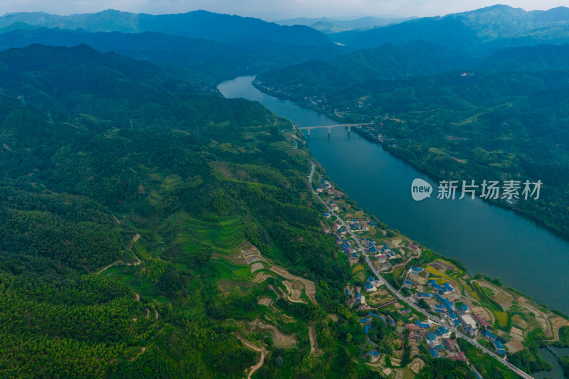 祖国大好河山丘陵山川蓝天白云航拍摄影图