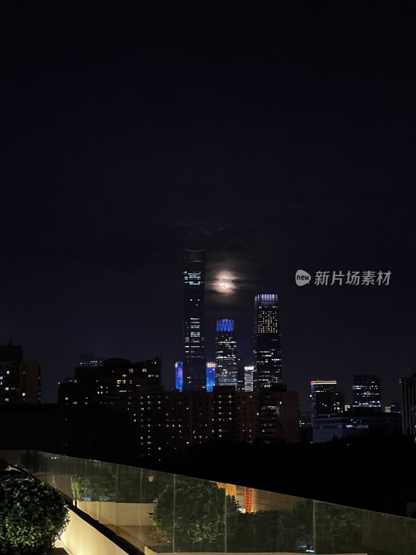 夜幕下远眺北京东三环国贸cbd夜景中国尊