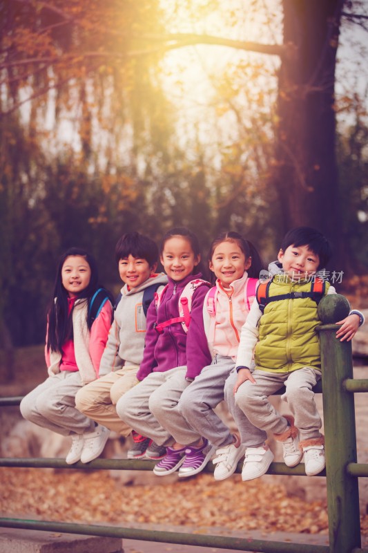 小学生在户外玩耍