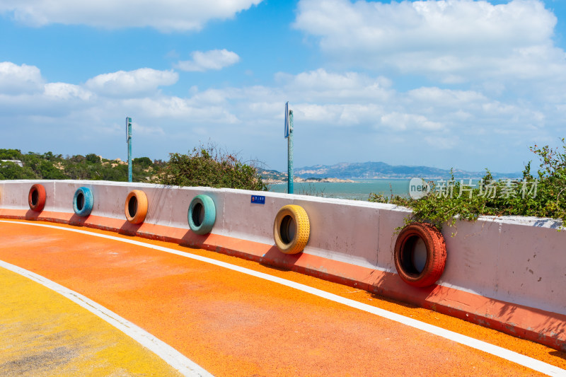 沿海彩色道路与轮胎护栏