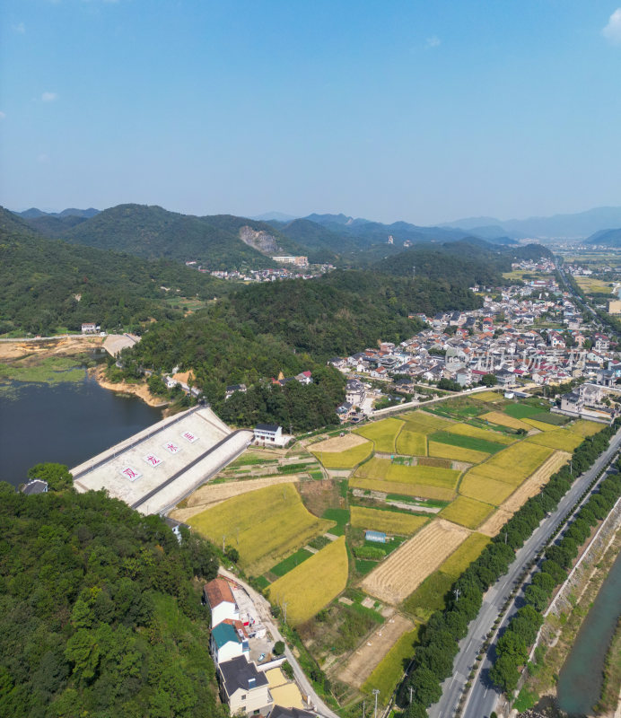 航拍蓝天白云下的青山河流村庄风光