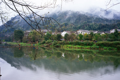 朦胧细雨中的四川柳江古镇