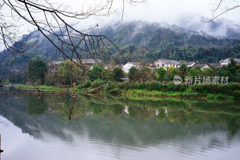 朦胧细雨中的四川柳江古镇