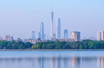 广州海珠湖公园湖景与城市摩天大楼建筑