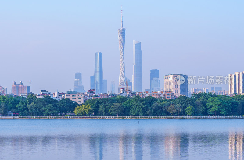 广州海珠湖公园湖景与城市摩天大楼建筑