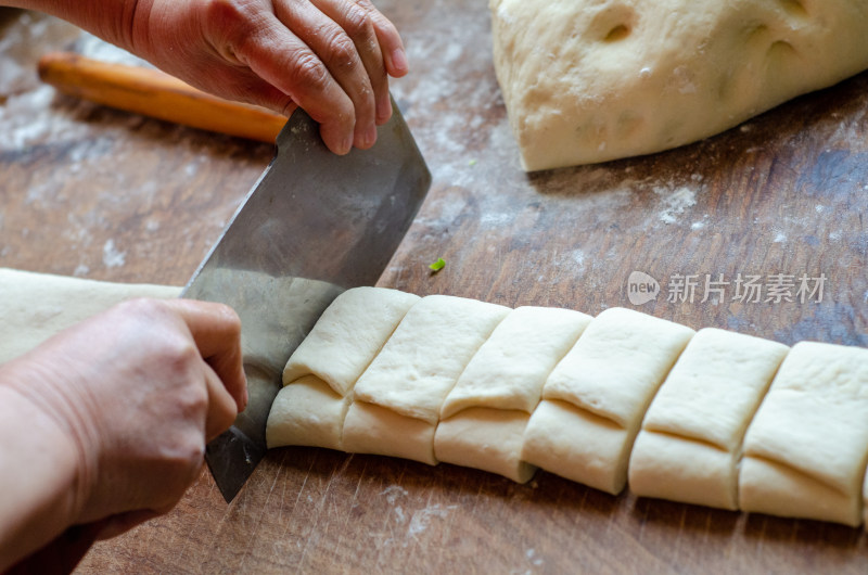 切开面团烙饼