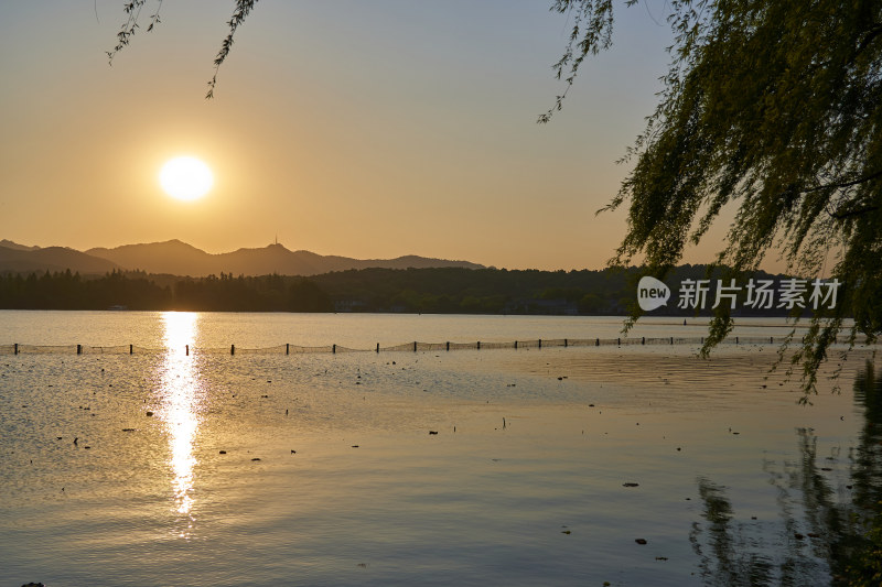 西湖的金色夕阳美景