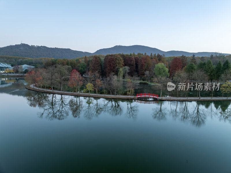 江苏南京灵山风景区前湖秋天秋色航拍