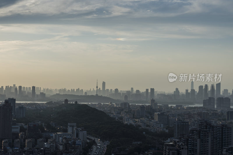 黄昏下的城市天际线全景