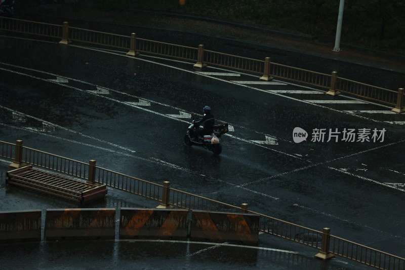 街道交通 城市建筑 下雨 街道 雨天 骑行