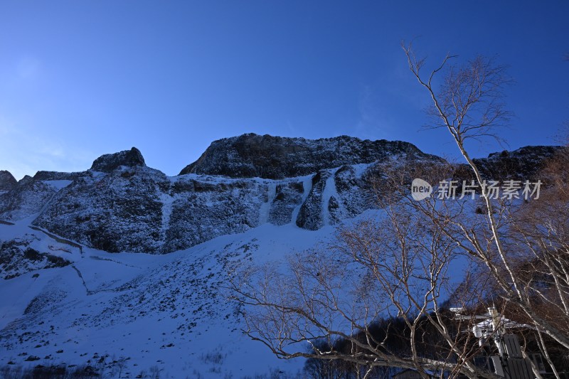 雪山景致 积雪覆盖山体的自然景观