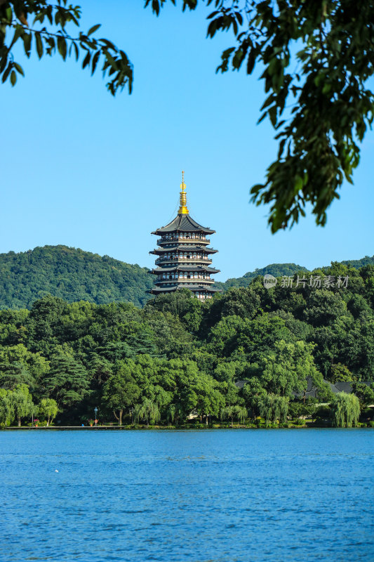 夏日蓝天下的杭州西湖雷峰塔湖光风景