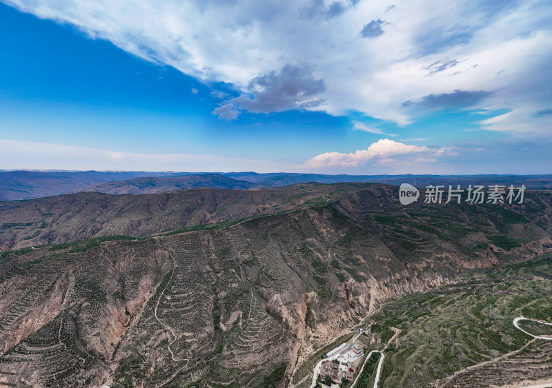 大西北巍峨大山航拍全景图