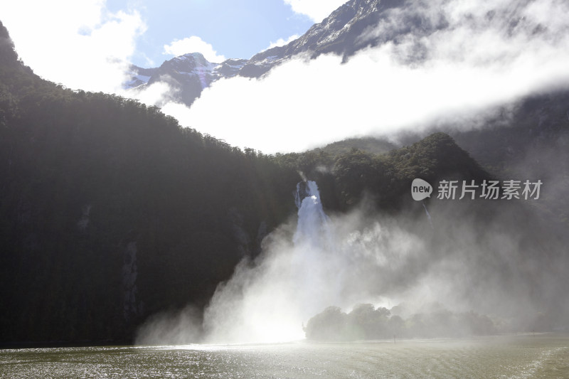 米尔福德峡湾：新西兰南岛的壮丽奇迹