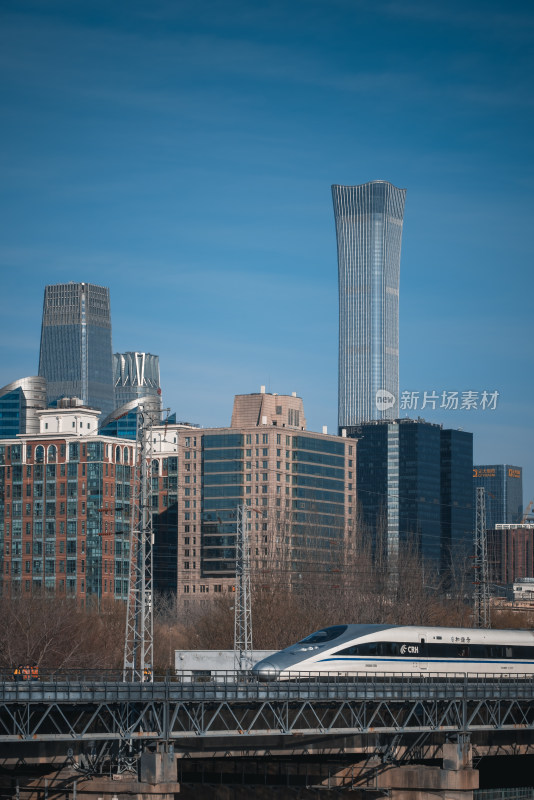 火车行驶在北京CBD背景中国尊