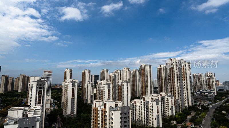 城市居民楼外景蓝天白云