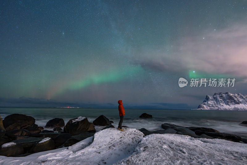 挪威罗佛敦群岛极光下的北极梦幻冰雪海岸