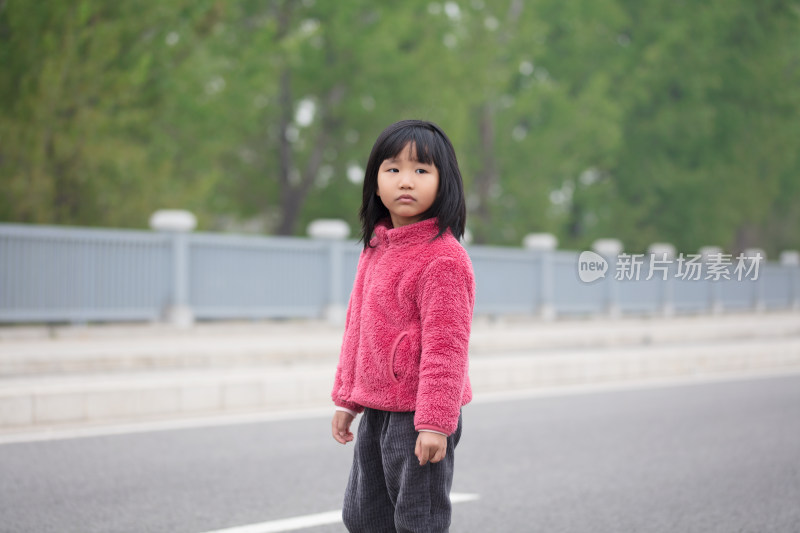 五岁的中国小女孩转头看远方