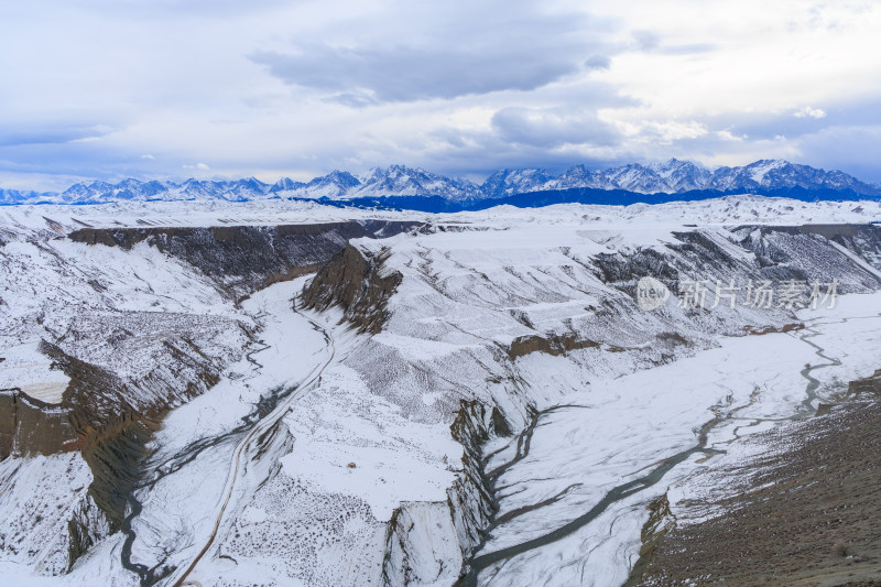 航拍新疆冬季安集海大峡谷雪景雪山山脉河流