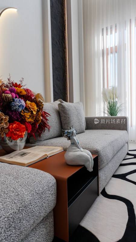 现代室内沙发及装饰摆件场景