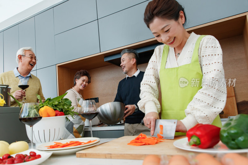 快乐的中老年人在厨房做饭