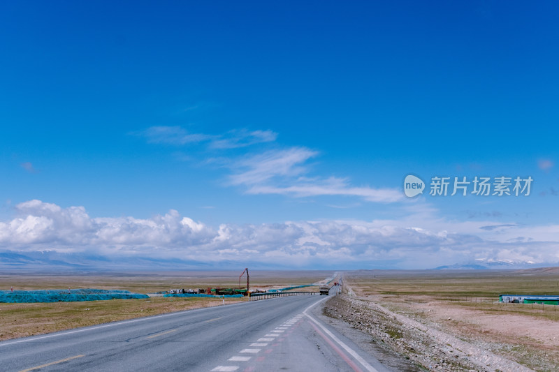 新疆巴音郭楞草原上的218国道