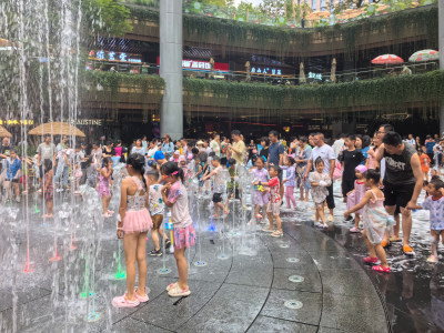 夏日成都港汇天地吸引小朋友和家长前来玩水