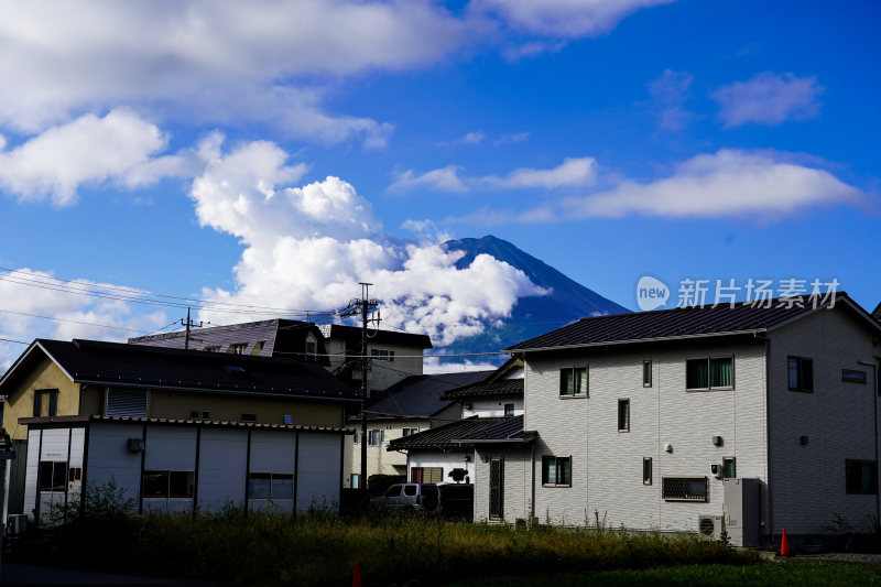 日本山梨县富士山河口湖夏天宁静的湖光山色