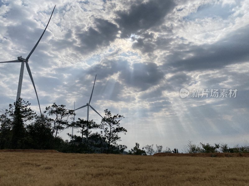 多云天气下的风力发电机组全景