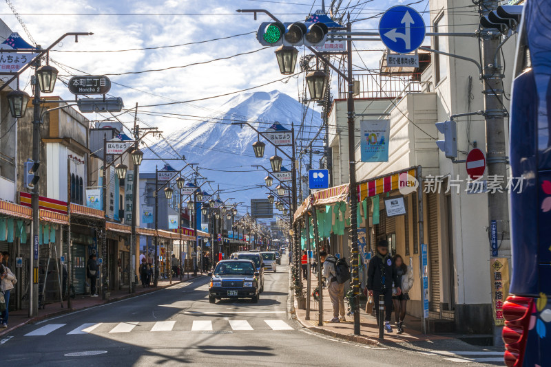 通往日本富士山的城市道路