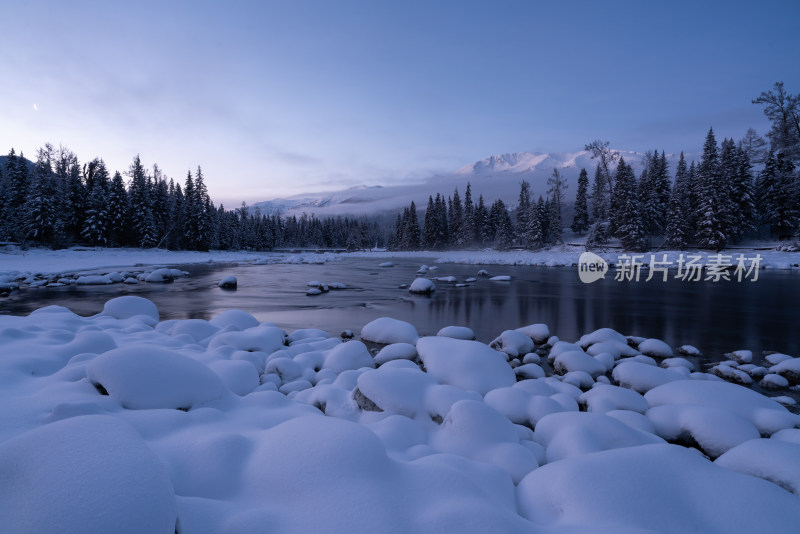 冬季蓝调时刻的新疆喀纳斯河雪景