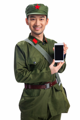 穿军装的青年男人展示手机
