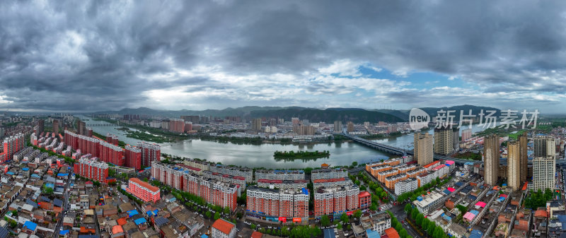 雨后云层下的城市建筑航拍全景图