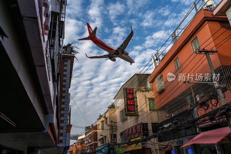 福建厦门朝天宫低空的飞机掠过城市上空