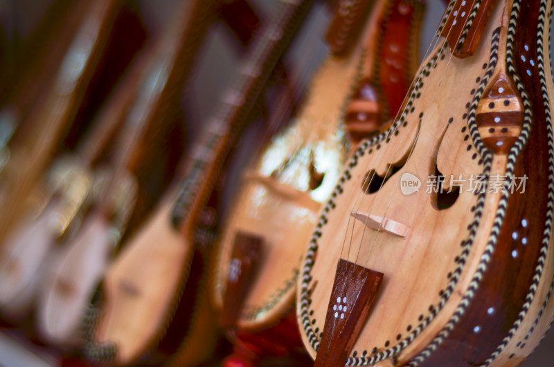 新疆喀什老城街头商铺冬不拉民族乐器工艺品