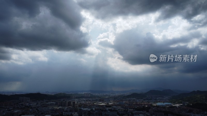 广东东莞：天空中透出光柱照耀大地