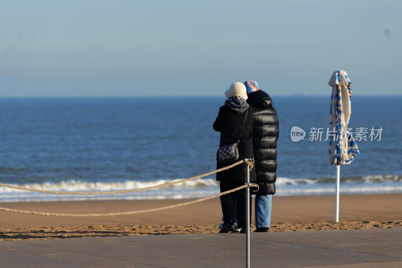 冬日漫步海边的夫妇看海