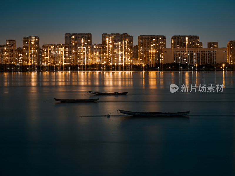 浙江杭州钱塘江边渔船夜景