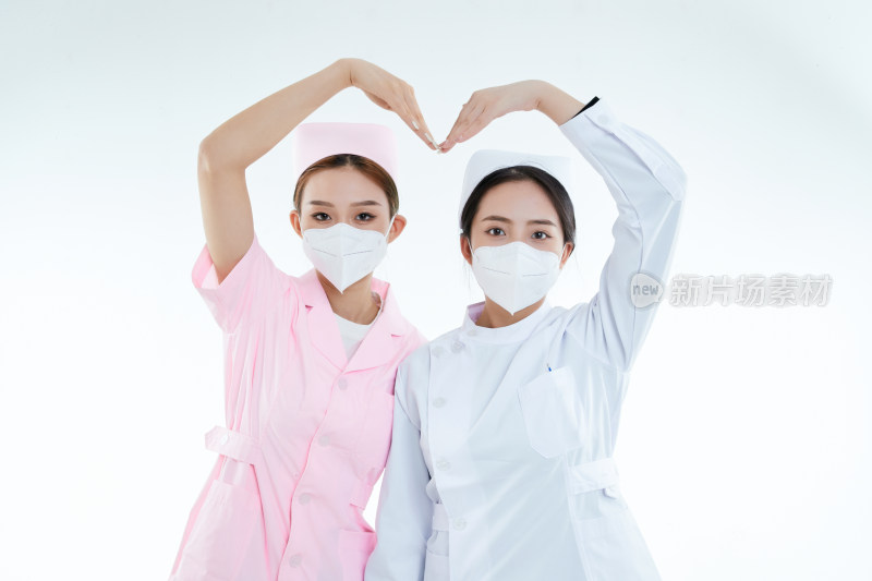 两位亚洲年轻女性医护人员