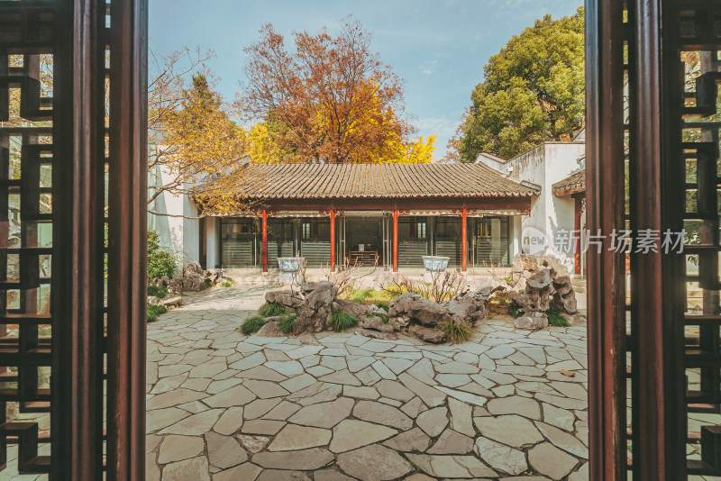 苏州园林博物馆中式庭院透过门窗景观