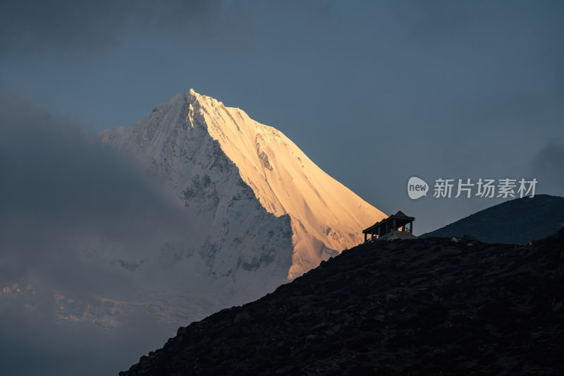 西藏山南洛扎秘境库拉岗日雪山湖泊壮丽景色