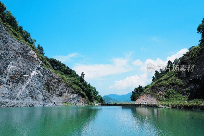 晴朗蓝天下开产的矿山和湖面