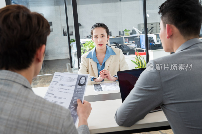 青年女人求职面试