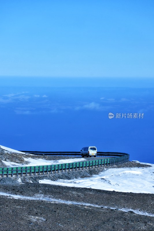 雪山公路上行驶车辆的壮观景象