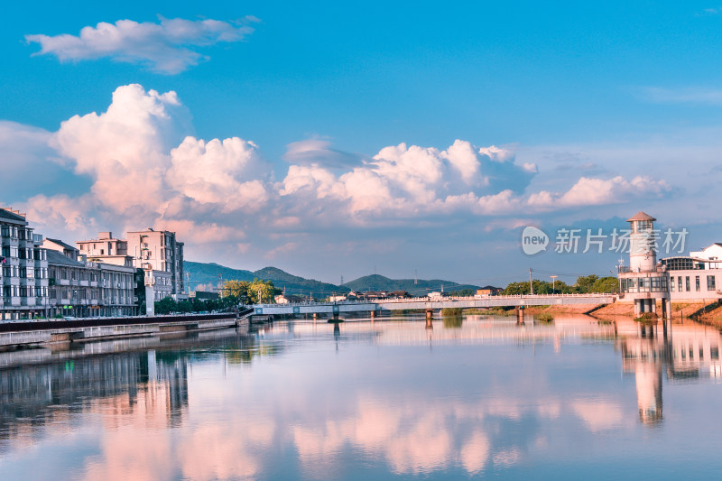 城市建筑的河道和桥