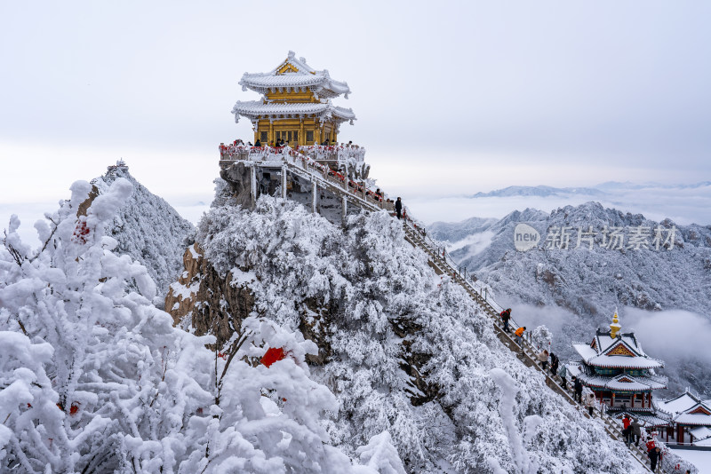 河南洛阳老君山景区金顶雪后游客