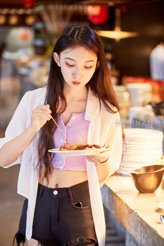 在星级酒店自助餐厅用餐的可爱中国少女